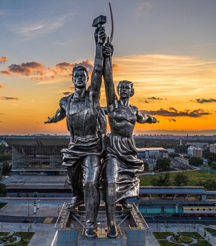 Памятник Мухиной рабочий и колхозница