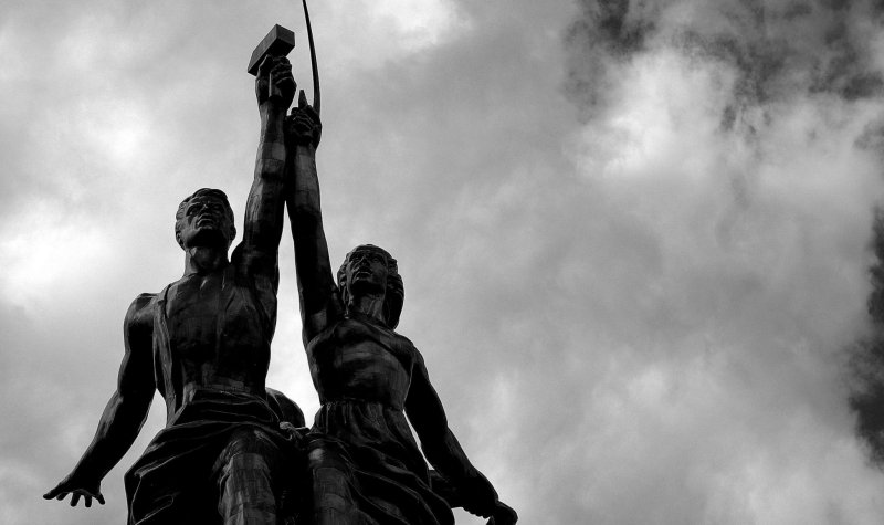 Символ Мосфильма рабочий и колхозница