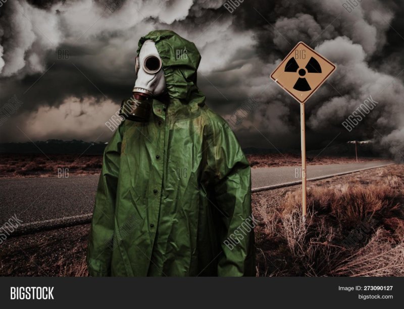 В плаще и противогазе