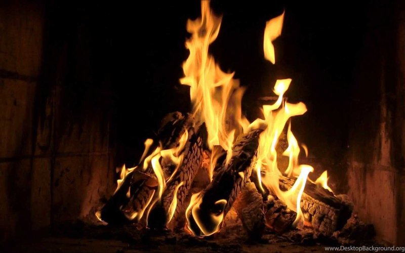 Красивый огонь в камине