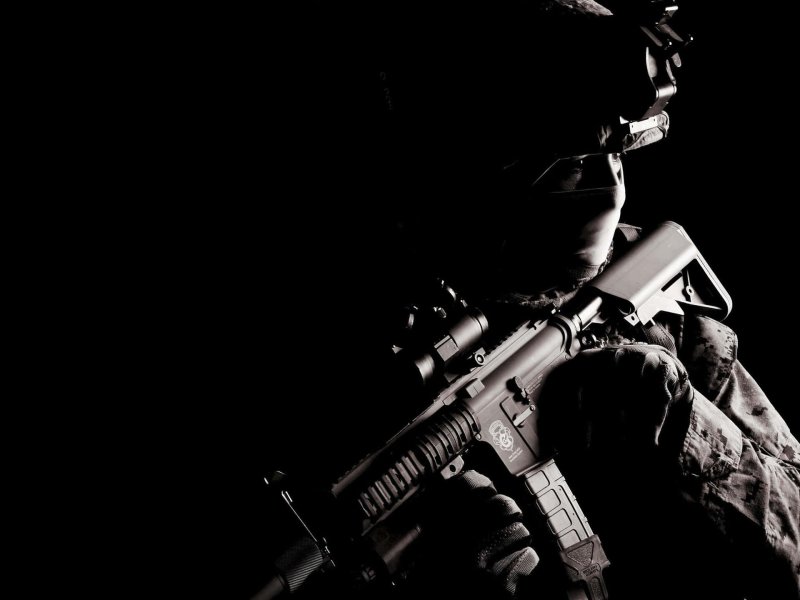 Спецназовцы на тёмном фоне
