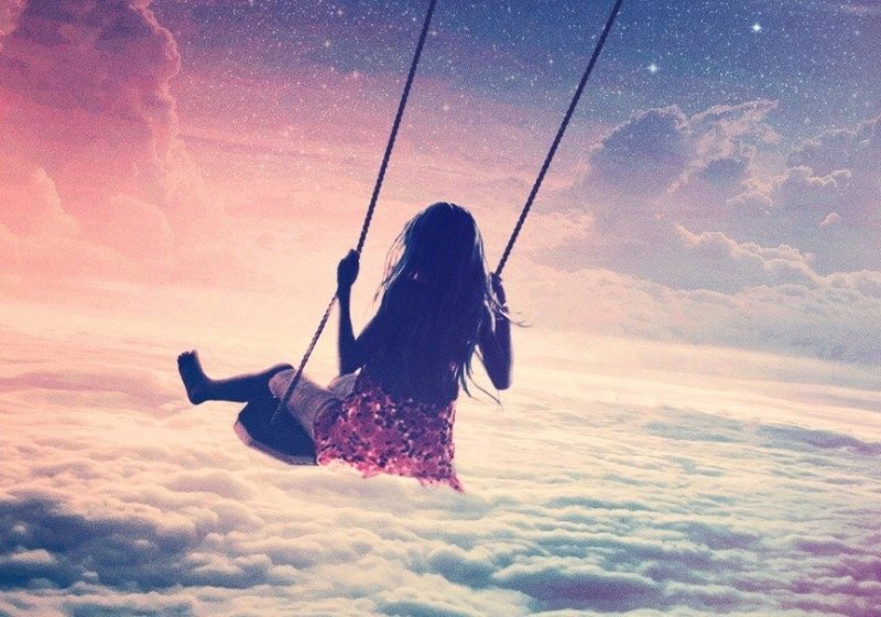 Девушка на качелях