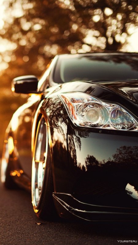 Машина на дороге