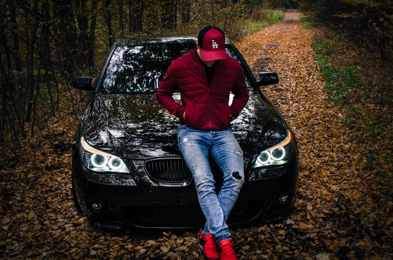 Парень возле машины