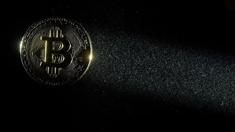 Биткоин на черном фоне