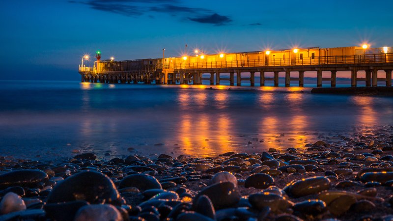 Пляж с пирсом в Адлере