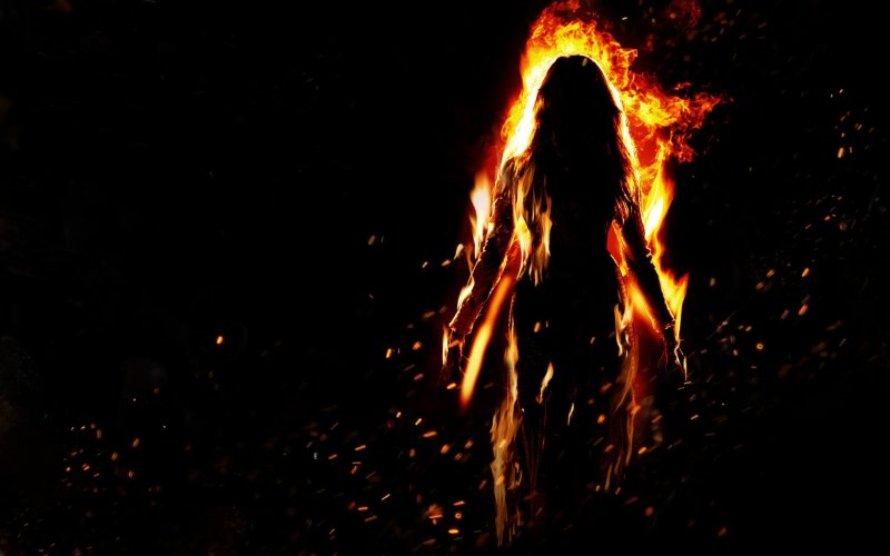 Ведьма на фоне огня