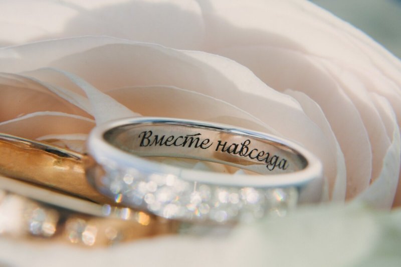 Обручальные кольца на красивом фоне