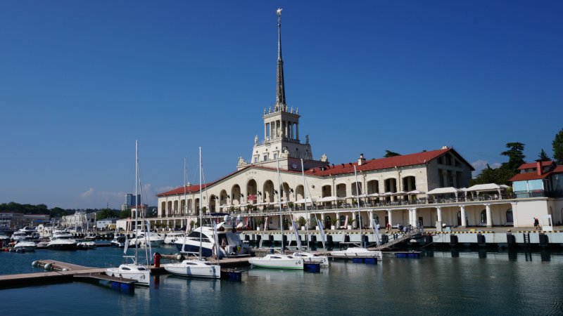 Черная яхта морпорт Сочи порт