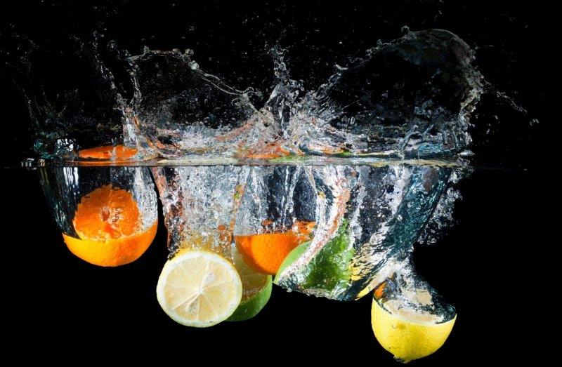 Апельсины на темном фоне