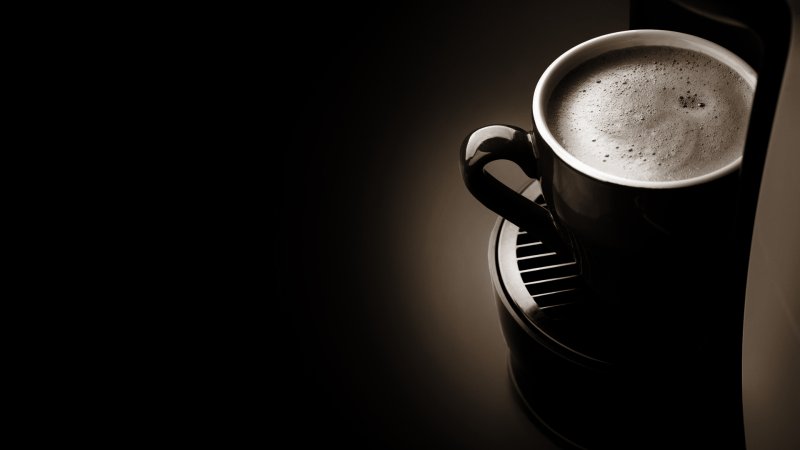 Кофе на черном фоне