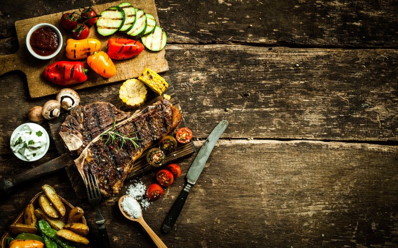 Еда на деревянной доске