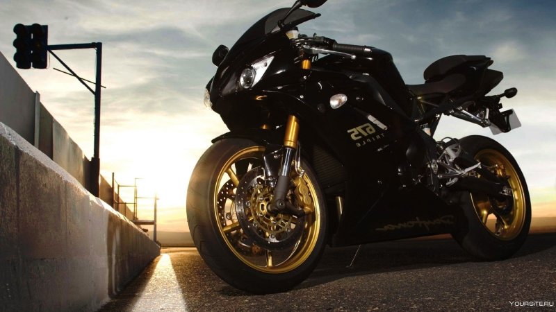 Triumph Daytona 675 черный фон