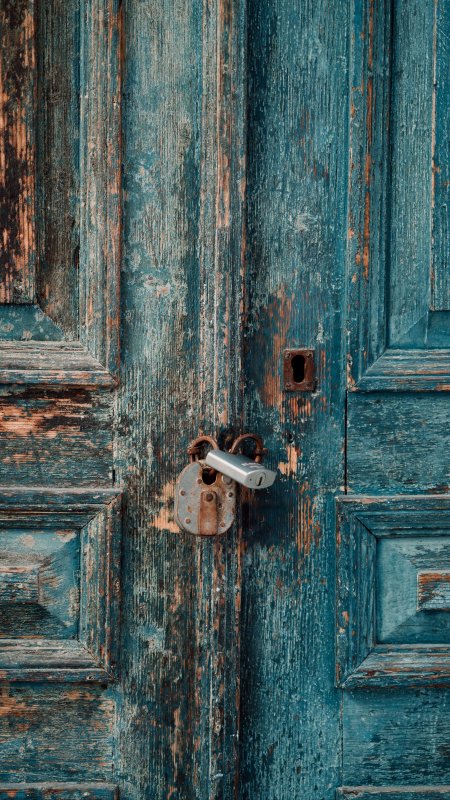 Старая заброшенная дверь