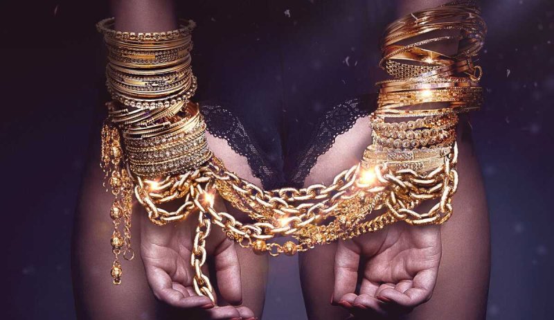 Девушка в золотых кандалах