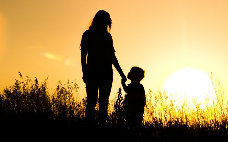 Мама с малышом на закате
