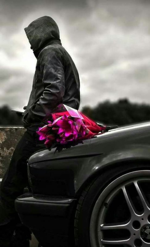 С цветами возле машины
