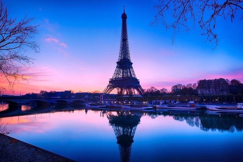 Эйфелева башня в Париже вечером