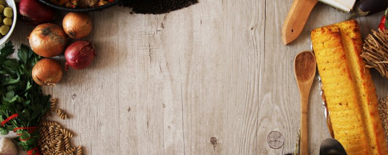 Еда на деревянном фоне