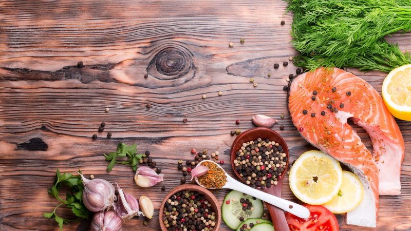 Овощи на деревянном фоне