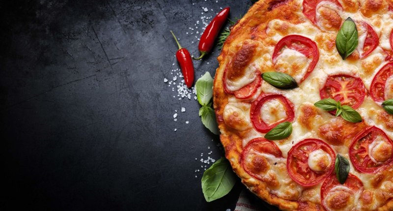 Пицца на черном фоне