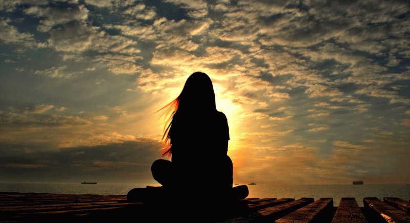 Девушка на закате спиной