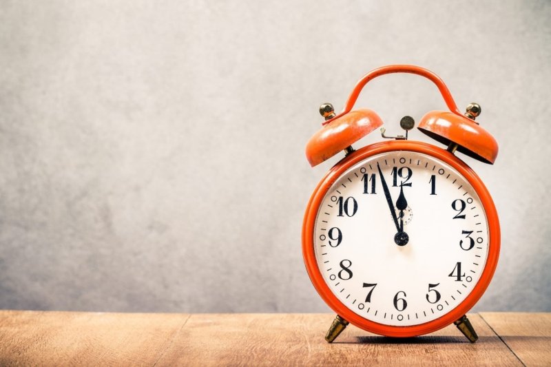 Будильник на красивом фоне