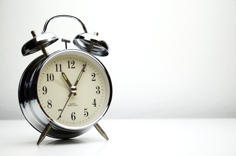 Будильник на столе