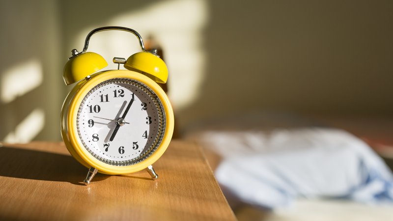 Будильник на желтом фоне