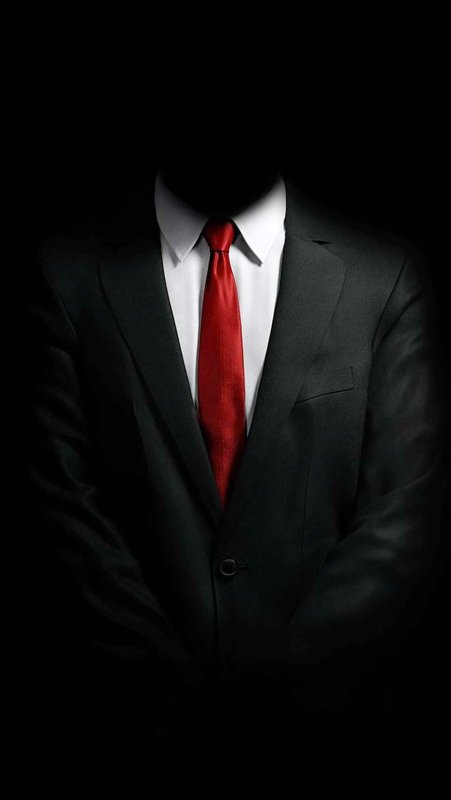 Мужчина в пиджаке на темном фоне