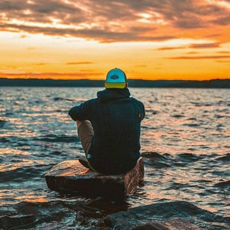 Парень в кепке на море