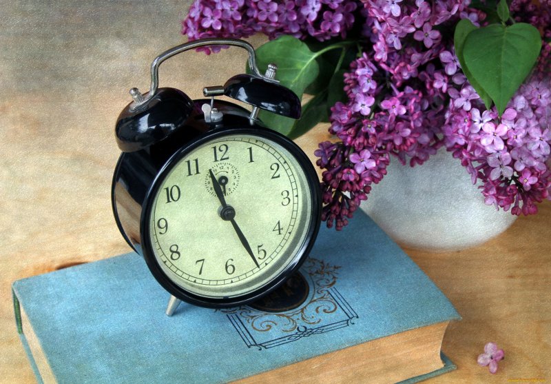 Красивые часы будильник