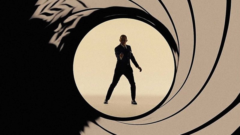 Джеймс Бонд в дуле пистолета