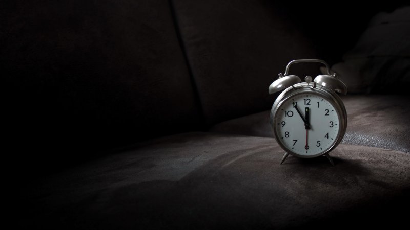 Часы на красивом фоне