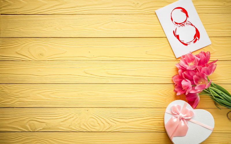 Цветы на деревянном фоне