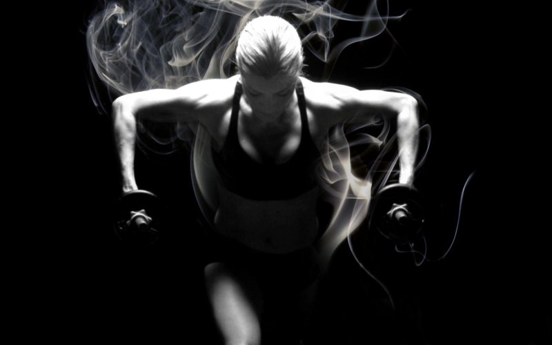 Спортсмен на черном фоне