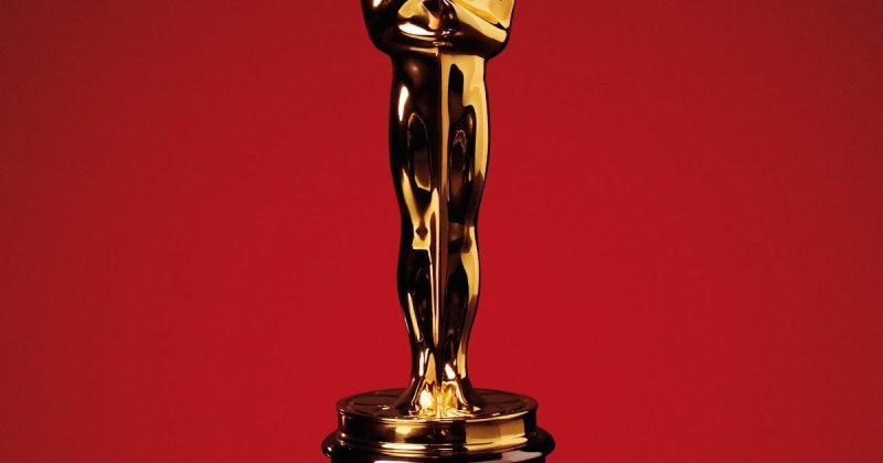 Оскар статуэтка на Красном фоне