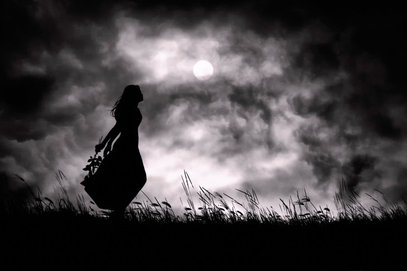 Одинокая девушка