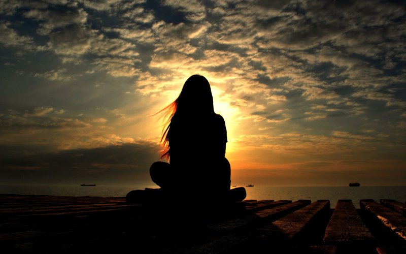 Девушка на закате спиной