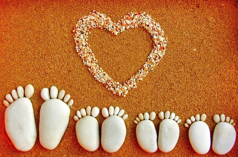 Следы из камней