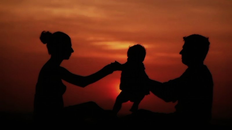 Силуэт счастливой семьи