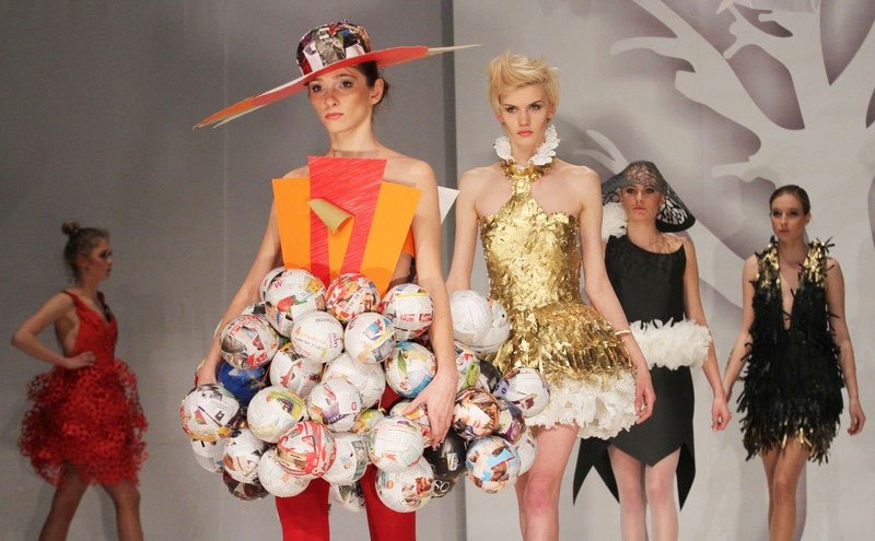 Платье из бросового материала