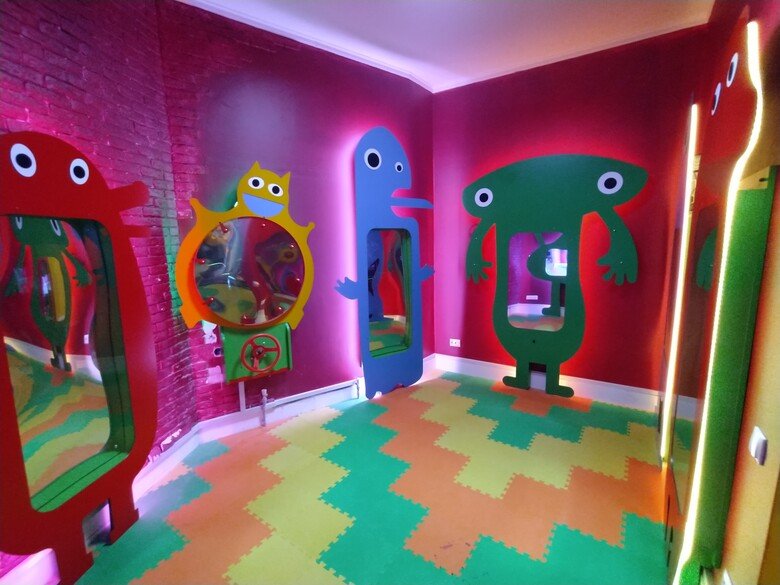 Комната смеха аттракцион