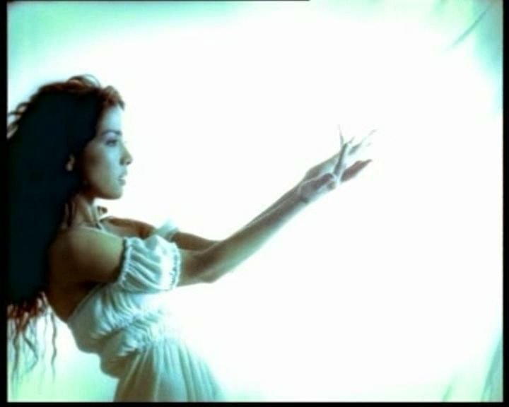 Белое платье Натальи Орейро в диком