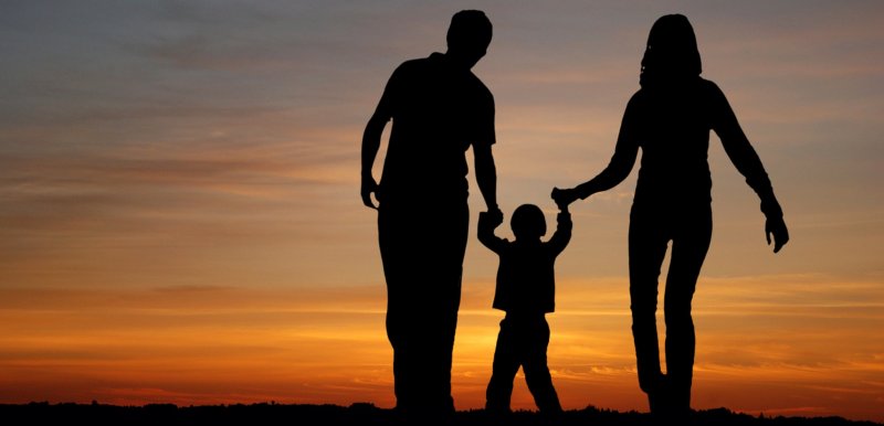 Силуэты семьи с детьми
