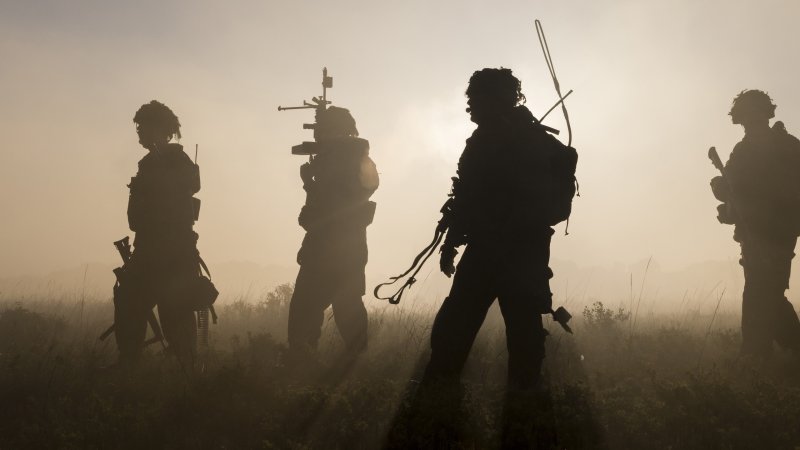 Силуэт военного