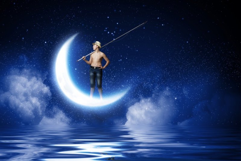 Мальчик на полумесяце