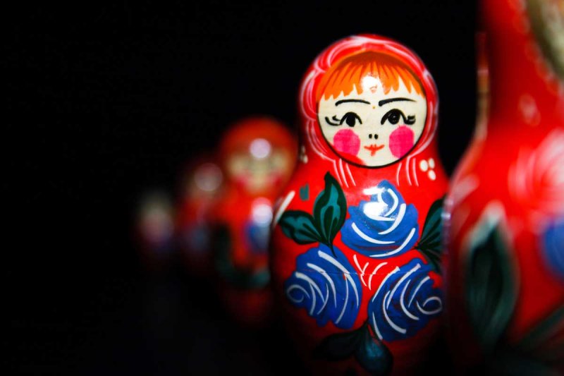 Матрешка на черном фоне