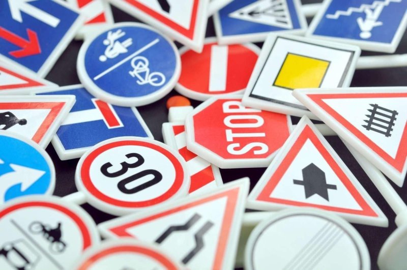 Много знаков дорожного движения