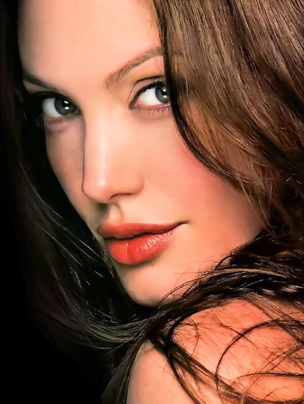 Анджелина Джоли анфас